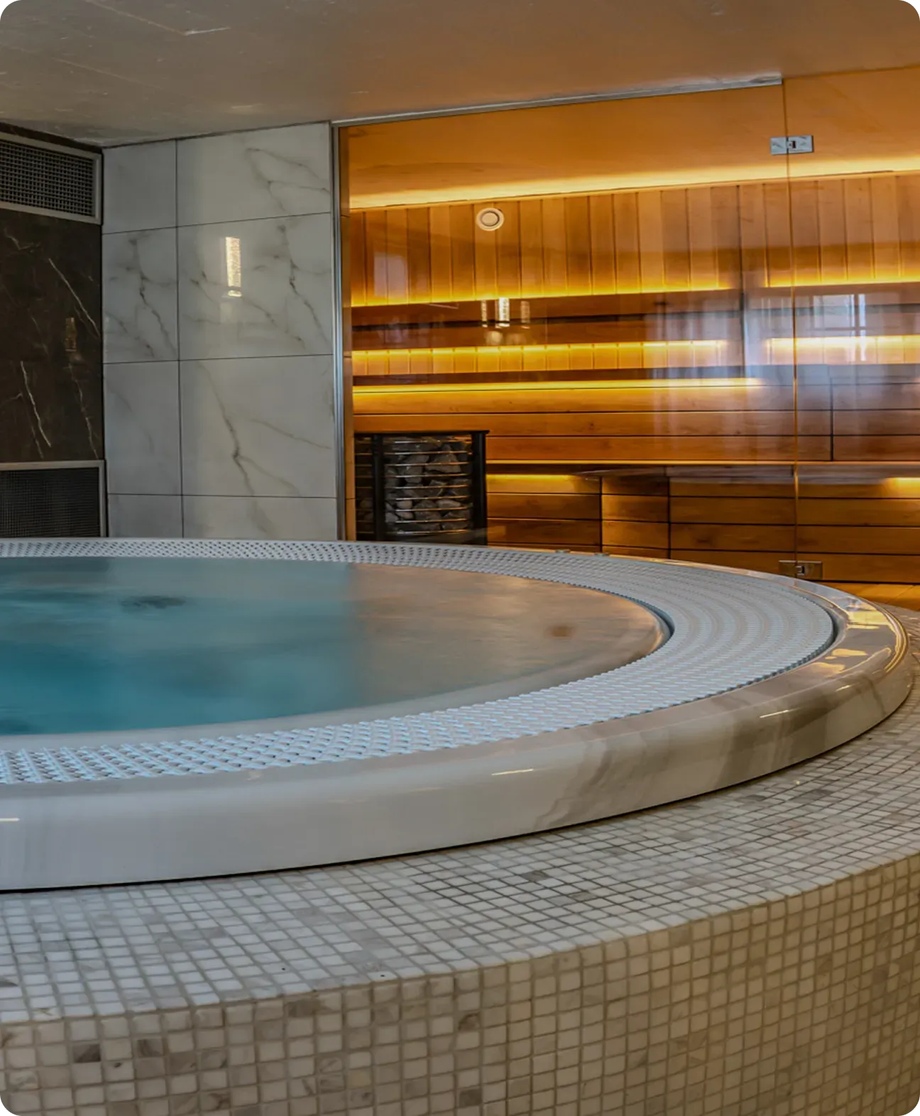 Whirlpool vor einer warmen Holzsauna.