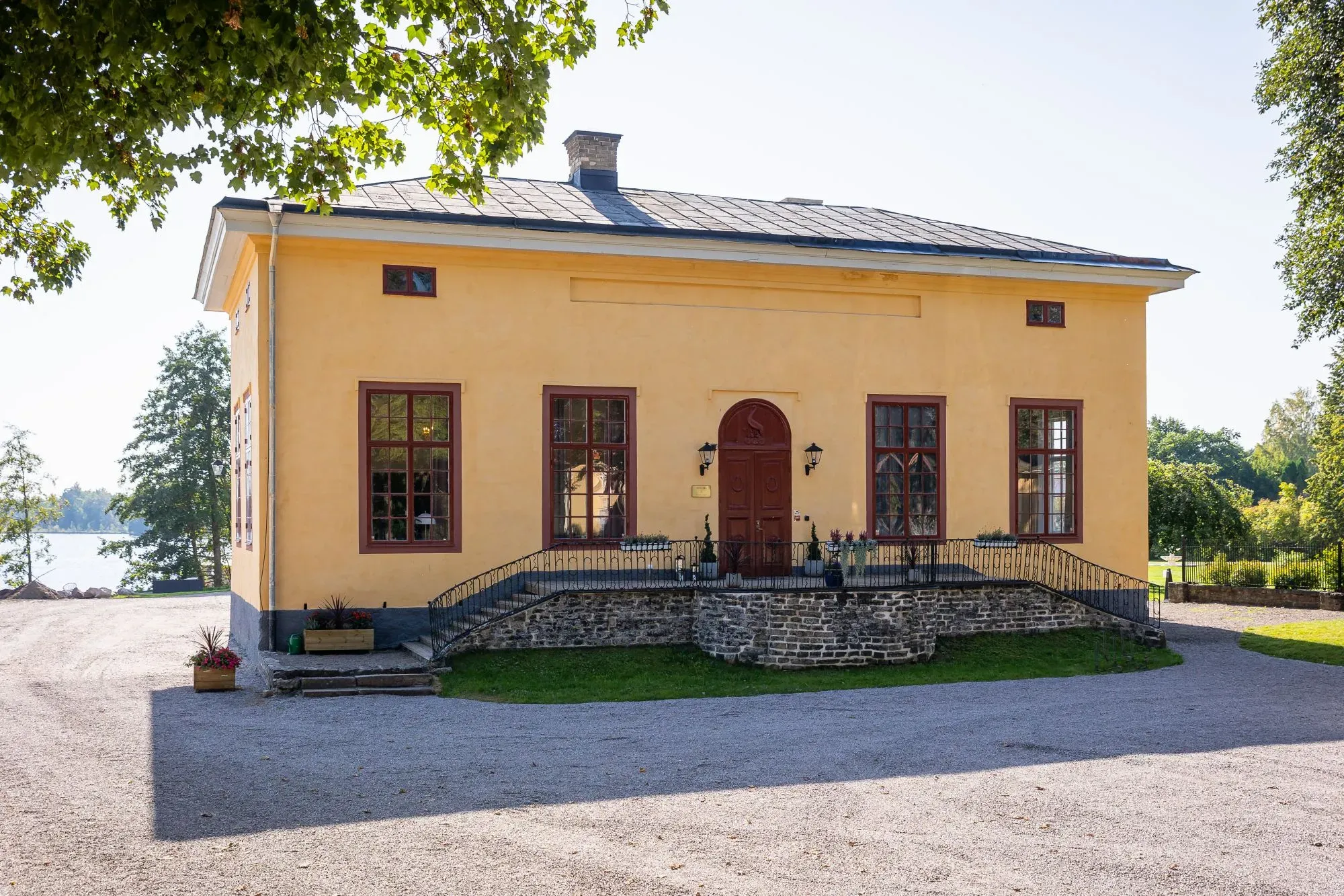 Grillska Husets gula stenfasad och entré vid gårdsplanen.