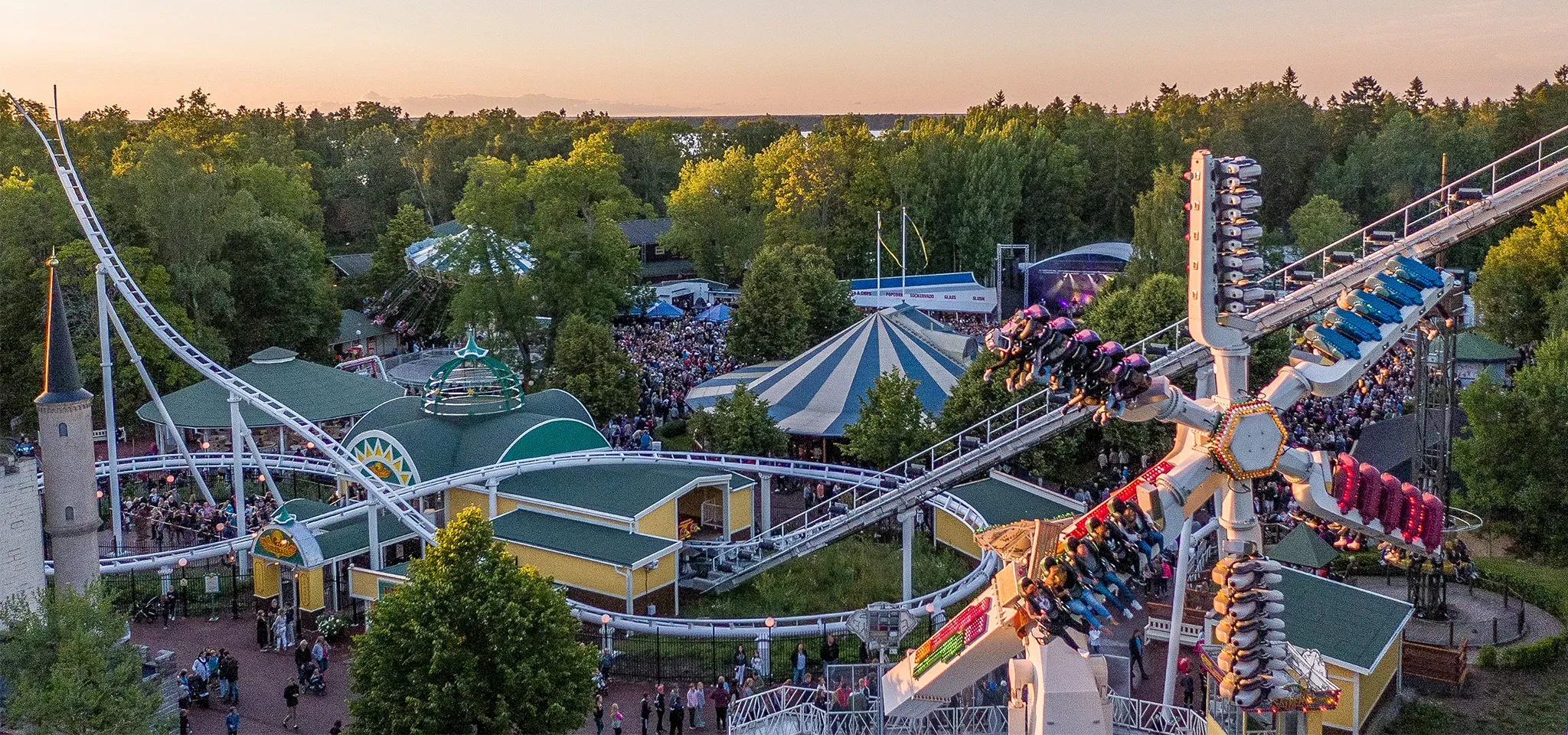 Furuviks nöjespark under en välbesökt sommarkväll.