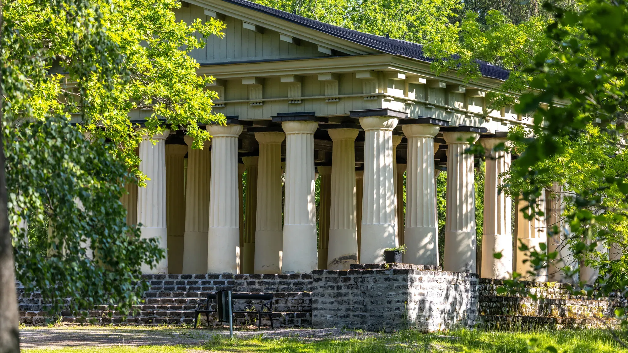 Det grekiska templet omgivet av grönska i Söderfors.