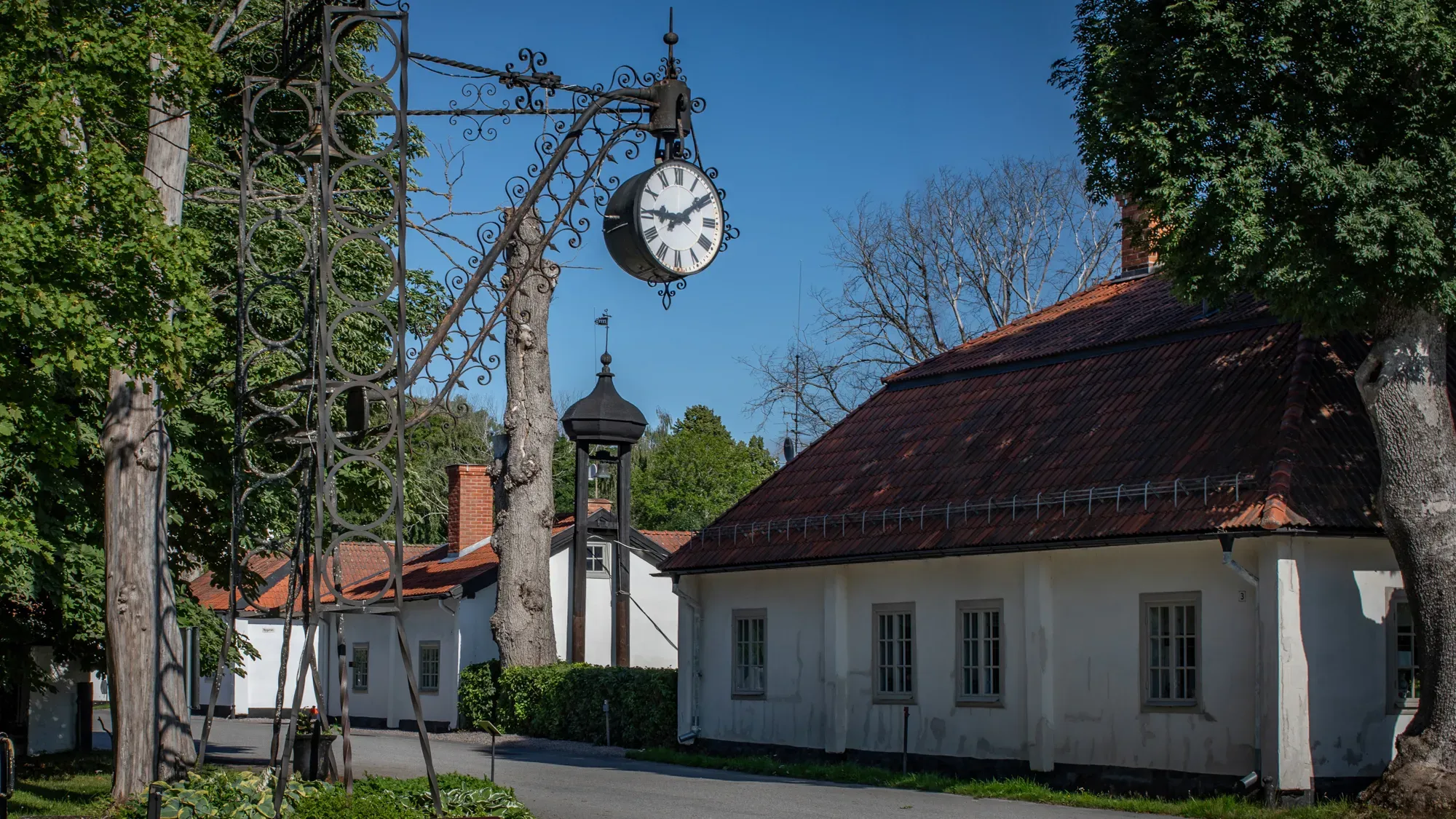 Historiska industribyggnader och masugnar i Söderfors i kvällsljus.