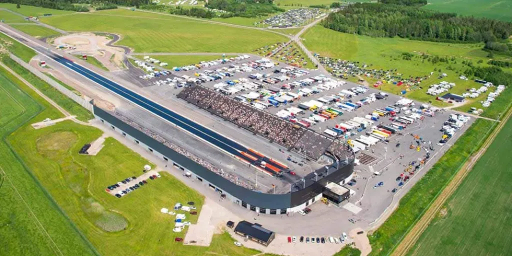 Flygbild över Tierp Arena under ett stort motorsportevenemang.
