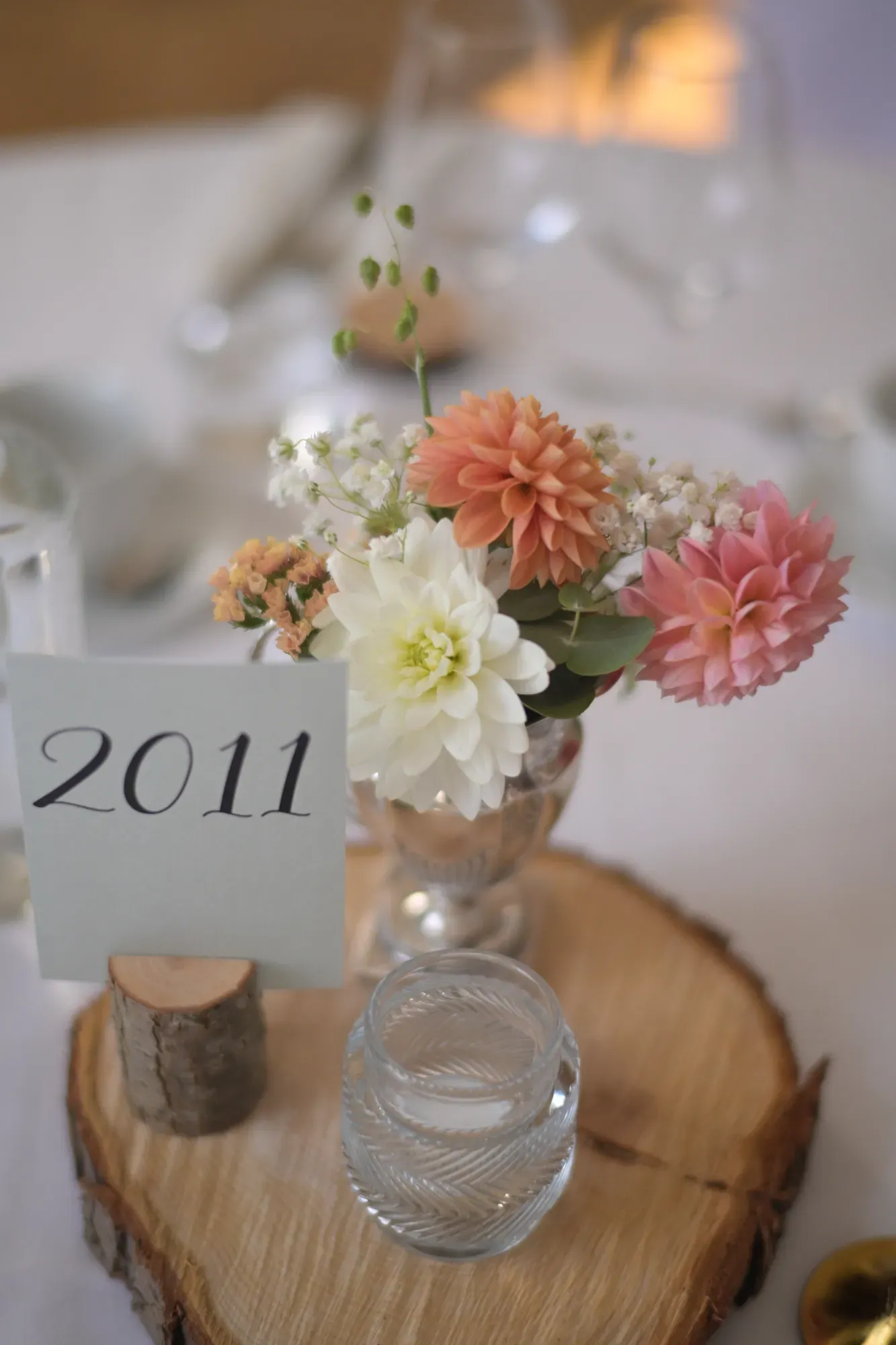 Blumen und Tischnummer bei einer Hochzeitsfeier.